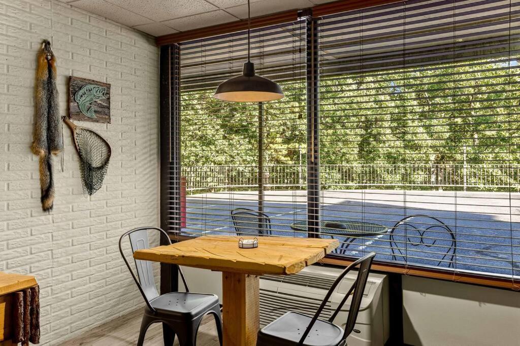 Stonegate Lodge King Bed, Wifi, 50In Roku Tv, Salt Water Pool Room #108 Юрика-Спрінгс Екстер'єр фото